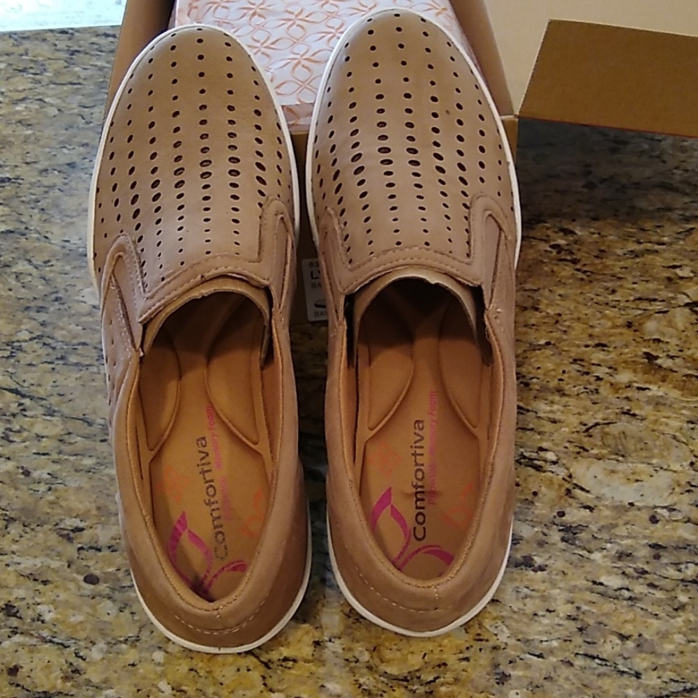 Brand New Women's Comfortiva Lyra Sneakers SZ 8.5